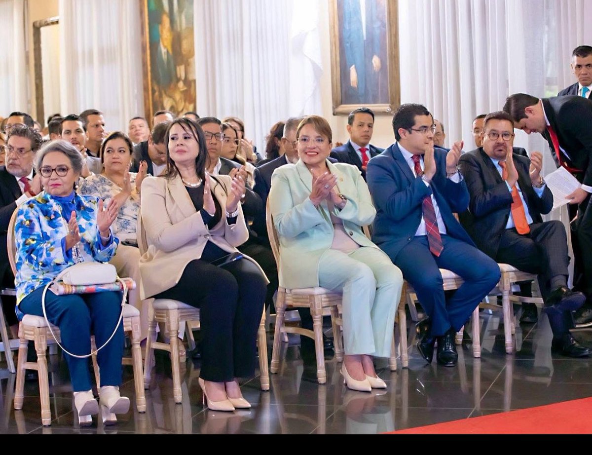 avo_anna's tweet photo. Es un honor profundo acompañar a la Presidenta @XiomaraCastro en la última entrega de los Premios "Mártires de la Resistencia". Este acto consagra un legado imborrable para Honduras, transformando la relación entre el poder y la prensa. Al premiar al "periodismo valiente", se rinde homenaje a quienes han defendido la verdad y la justicia en medio de riesgos. Este reconocimiento institucionaliza la lucha de aquellos que pagaron con su vida por la democracia, estableciendo una cultura de reconocimiento en un país que antes sufría persecuciones. Aunque este sea el cierre de un ciclo, hemos sembrado las bases para un futuro donde la prensa se celebre por su rol en la sociedad. Que nuestra voz siga recordando que la patria se defiende también con letras.