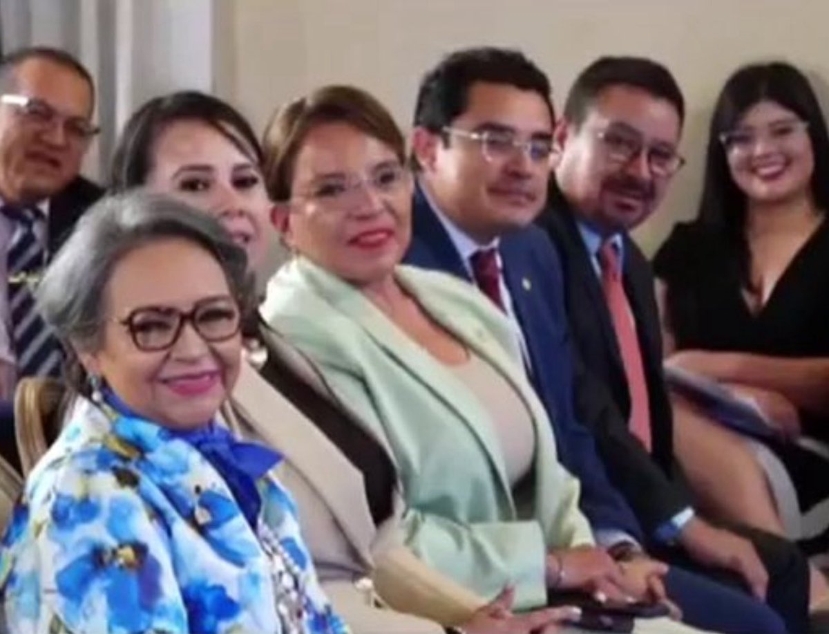 avo_anna's tweet photo. Es un honor profundo acompañar a la Presidenta @XiomaraCastro en la última entrega de los Premios "Mártires de la Resistencia". Este acto consagra un legado imborrable para Honduras, transformando la relación entre el poder y la prensa. Al premiar al "periodismo valiente", se rinde homenaje a quienes han defendido la verdad y la justicia en medio de riesgos. Este reconocimiento institucionaliza la lucha de aquellos que pagaron con su vida por la democracia, estableciendo una cultura de reconocimiento en un país que antes sufría persecuciones. Aunque este sea el cierre de un ciclo, hemos sembrado las bases para un futuro donde la prensa se celebre por su rol en la sociedad. Que nuestra voz siga recordando que la patria se defiende también con letras.