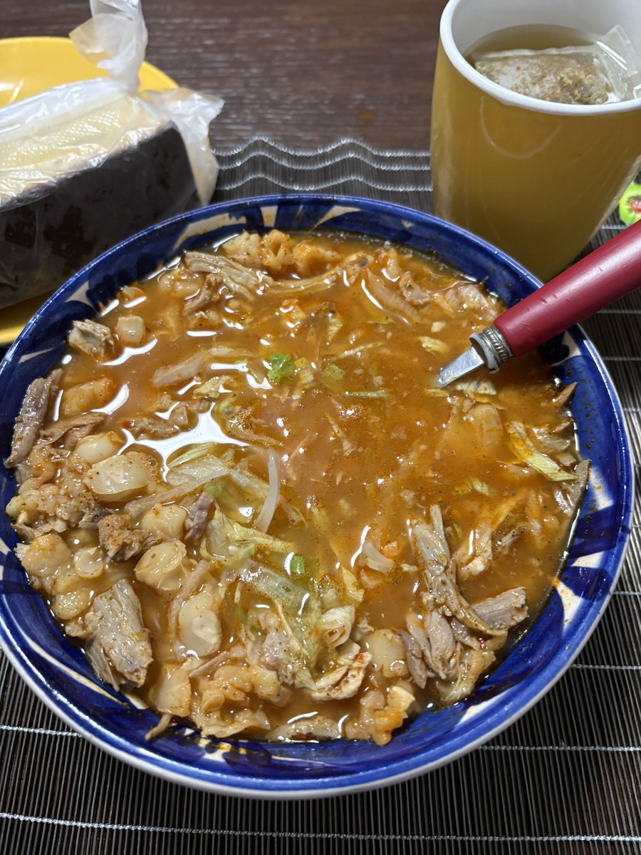 alexvazquez38's tweet image. Días podebanda, días muuuchacheees… había olvidado que tenía un pozole en el refri desde el sábado y hoy me lo desayuné porque  #PoderosoDelux