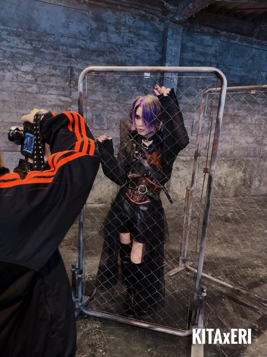 MV撮影現場での記念写真が公式で解禁されましたね🪭 今回もバンド