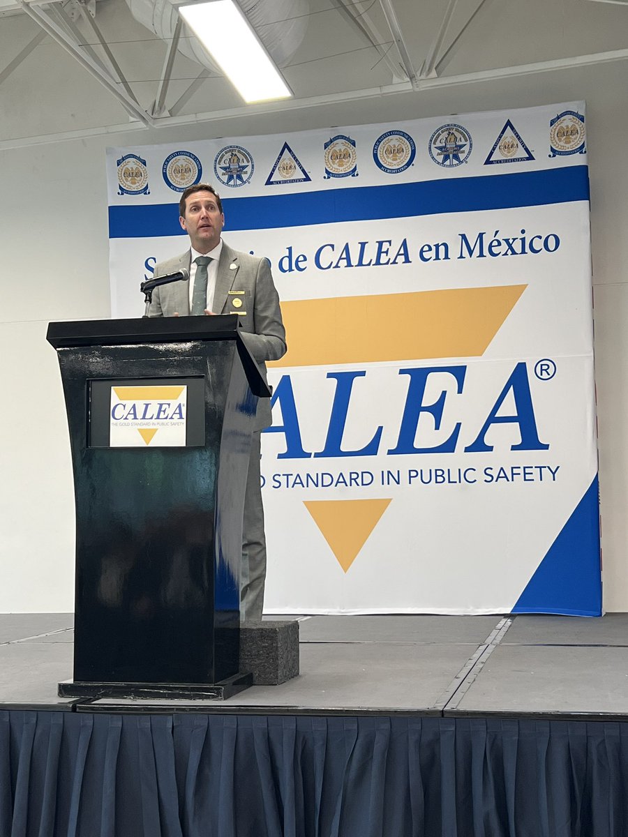 El Presidente de la Comisión <a href="/CALEA_org/">CALEA</a> Matthew Packard da el mensaje de bienvenida en el #SeminarioCALEAMéxico destacando que la #Acreditación es una herramienta que ayuda a agencias de distintos países a servir mejor a sus comunidades