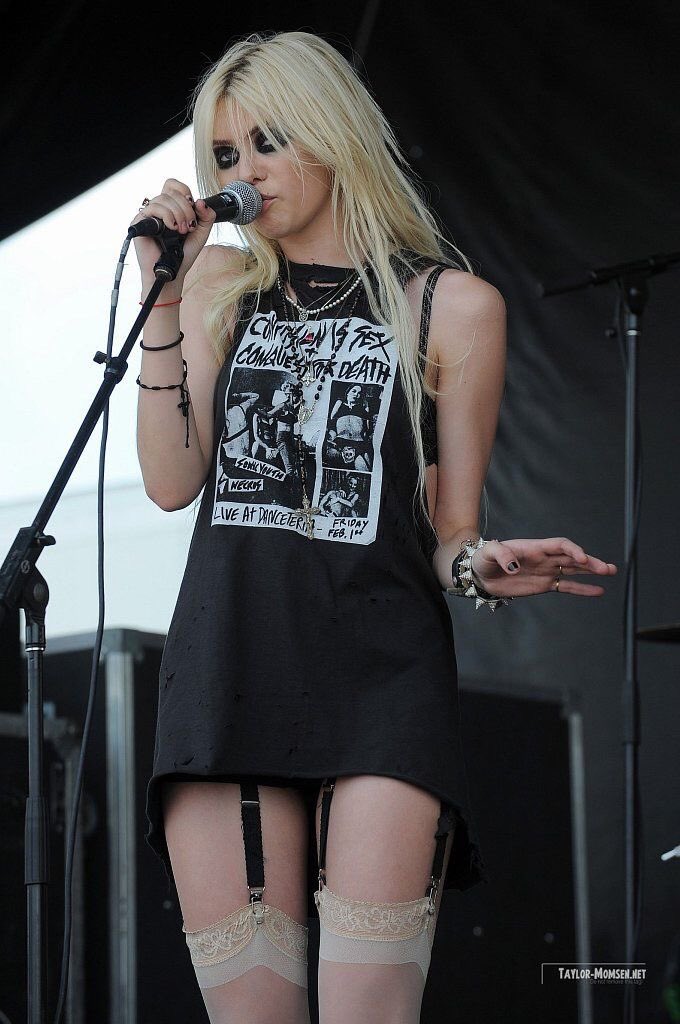 don't know if i want to be her or want her in sinister ways