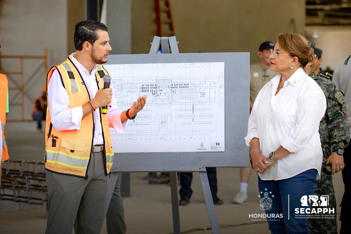 SECAPPH's tweet photo. #SECAPPHInforma | ¡Seguimos avanzando hacia la 𝗿𝗲𝗳𝘂𝗻𝗱𝗮𝗰𝗶𝗼́𝗻 de Honduras! 🇭🇳

La presidenta @XiomaraCastroZ supervisó el avance de la remodelación y mejoras del 𝗔𝗲𝗿𝗼𝗽𝘂𝗲𝗿𝘁𝗼 𝗜𝗻𝘁𝗲𝗿𝗻𝗮𝗰𝗶𝗼𝗻𝗮𝗹 “𝗝𝘂𝗮𝗻 𝗠𝗮𝗻𝘂𝗲𝗹 𝗚𝗮́𝗹𝘃𝗲𝘇” de Roatán, Islas de la Bahía, un proyecto que está en un 90% en su ejecución 🛬

Con la remodelación del aeropuerto, mejorará la capacidad operativa con una mayor movilización de pasajeros y nuevas aerolíneas ✈️

#SECAPPH #XiomaraSíCumple #Roatán