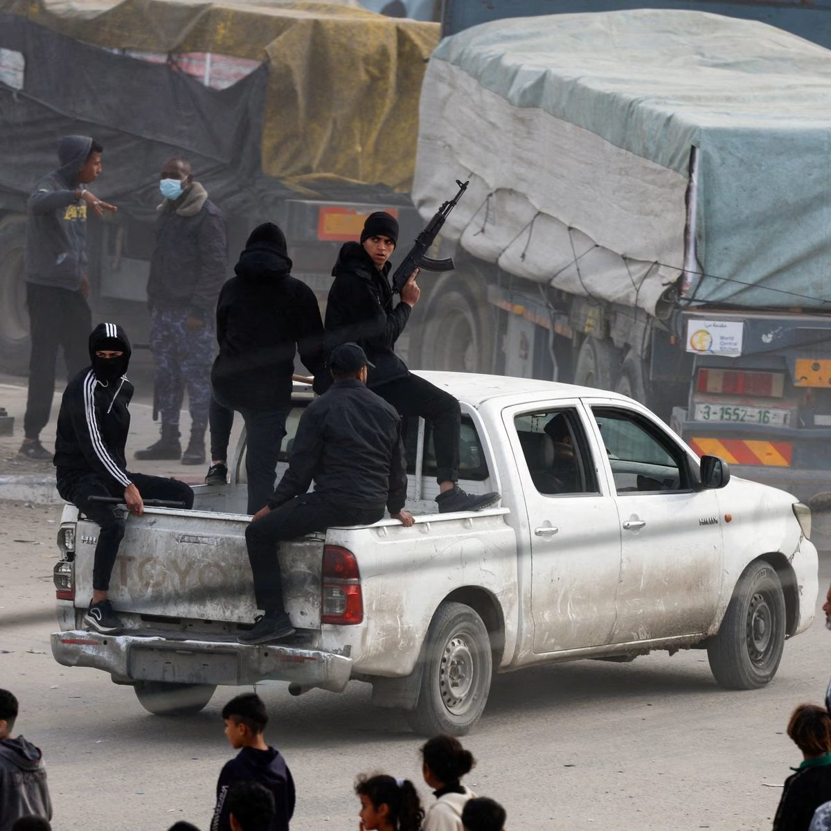 Israel enviaba ayuda a Gaza. 
Hamás la robaba. 
Israel dejó de enviar ayuda, porque Hamás la estaba robando, y el mundo gritó "hambre". 
Israel propuso enviar ayuda que Hamás no podía conseguir, y la ONU dijo "no". 
Israel reanudó la ayuda. 
La gente vio que la ayuda era de
