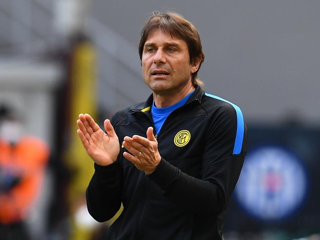 loriwastaken's tweet image. L'errore è stato nostro che ci siamo fidati di questo soggetto qui. 
Era adesso o mai più, hai scelto mai più. 
Ci ha sfruttati per farsi alzare lo stipendio, tipico suo modus operandi.
Poi vai a piangere dalla Fagnani e vieni a fare i giri di campo dai, traditore infame.