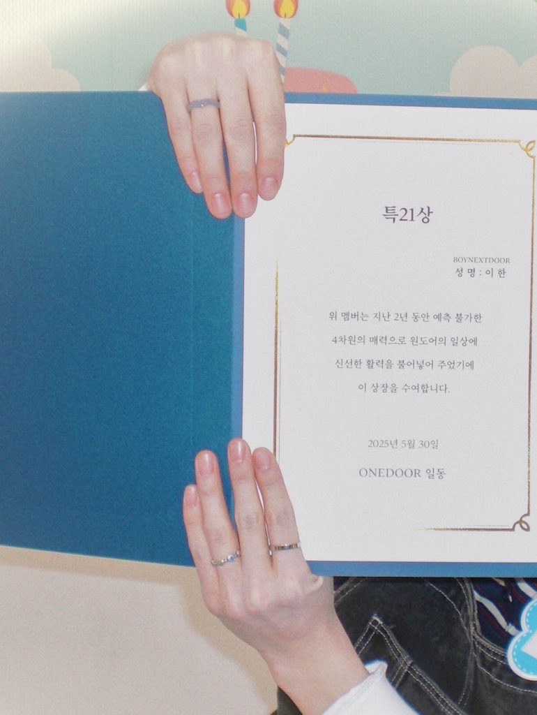 저 진지하게 이한한정 손,손톱콤 있어요..
아니 근데 손까지 이쁜건 ㄹㅇ 사기임 손톱 정리 된 것 좀봐ㄴㅁ 깔끔해..... 아 이한통와