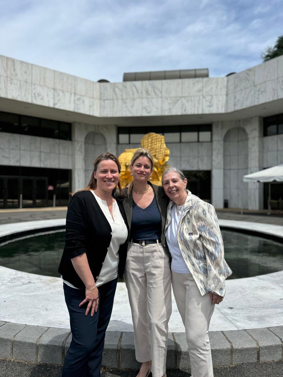 Consulate General of France in Washington 🇫🇷🇪🇺 (@franceindc_cg) on Twitter photo 📣 Félicitations à Carène Rondeau, nouvelle présidente de Washington Accueil et bravo à l’équipe sortante !
<a href="/WAA_Accueil/">Washington Accueil Association</a> est un acteur très précieux de la communauté 🇫🇷 à Washington en créant du lien et facilitant les démarches d’arrivée. 📣 Félicitations à Carène Rondeau, nouvelle présidente de Washington Accueil et bravo à l’équipe sortante !
<a href="/WAA_Accueil/">Washington Accueil Association</a> est un acteur très précieux de la communauté 🇫🇷 à Washington en créant du lien et facilitant les démarches d’arrivée.