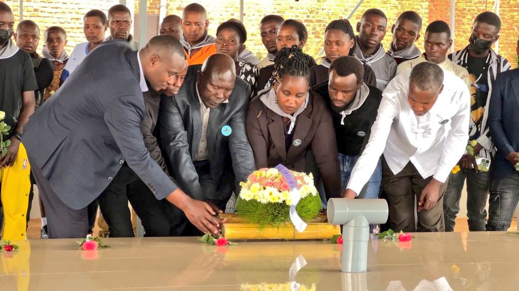 GicumbiN's tweet photo. #Kwibuka31 uyu munsi urubyiruko rwa @GicumbiDistrict #Mukarangesector rwifatanije n'abaturage n'abayobozi basuye urwibutso rwa jenoside yakorewe abatutsi rwa #NYAMATA @BugeseraDistrict https://t.co/uyDk1QNwqM