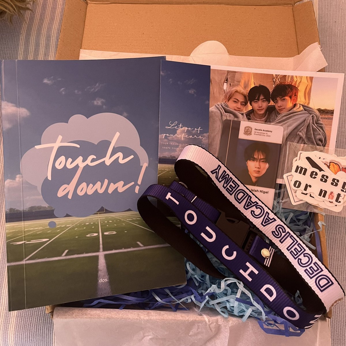 piggyyannie's tweet photo. Just saw my package today and it really relieved my stress and tiredness from this hell week😶Thank you so much for creating this masterpiece @doscribbles🥰Forever grateful I got to know these characters😊
#TouchdownLanded #KhaiSiahZyTakesTheField #whathaffenjosiknowkhaisiahryt https://t.co/hjNtTFSMmo