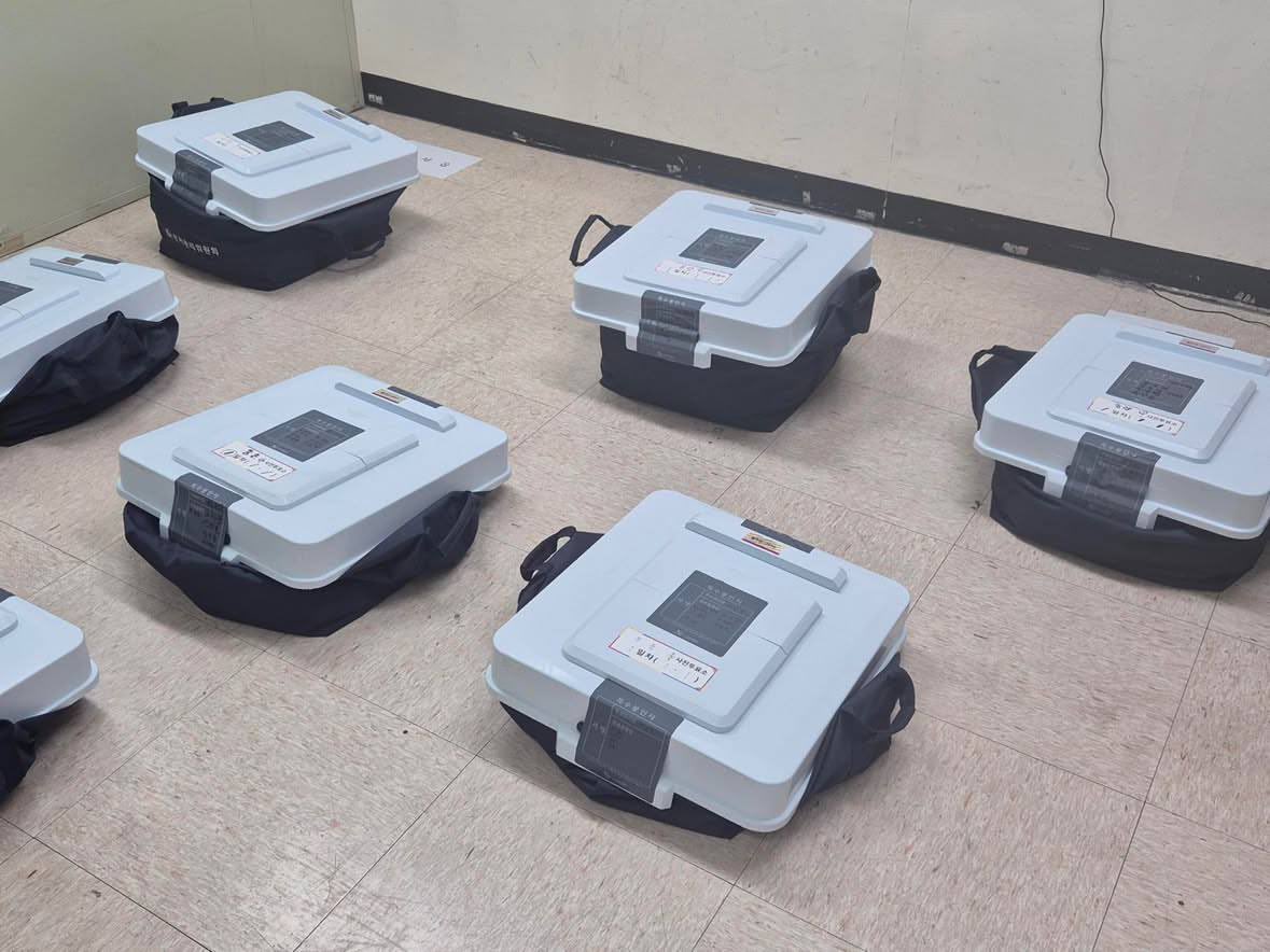 하... 시발. 봉인지 붙은 꼬라지 보세요.
부정선거 즉시 중단.
계엄 해라.