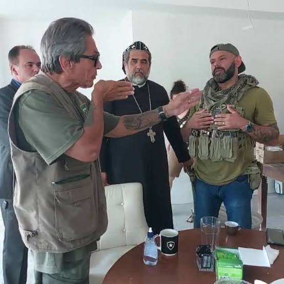 marinadomst's tweet photo. Roberto Jefferson, atirou de fuzil e jogou granada na PF. Saiu protegido, de colete, rindo. Poze do Rodo, preto e favelado, foi preso sem resistência, descalço, sem camisa, agarrado pelo pescoço na frente dos filhos. No Brasil, o crime é ser preto e da favela. https://t.co/Us5YJQfbJq
