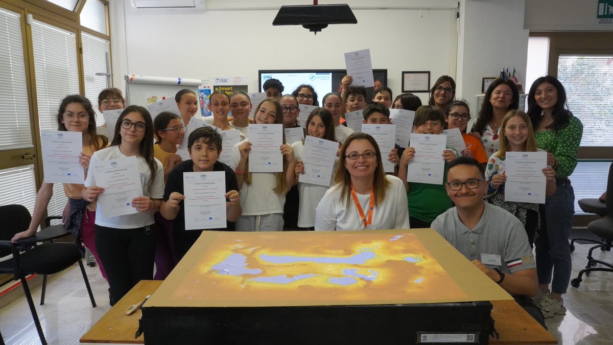 eu_track's tweet image. 🌞 La AR Sandbox va in vacanza… ma tornerà a settembre più pronta che mai! 💧🧡
Il 15 aprile, 26, 27 e 29 maggio si è conclusa la sperimentazione con le classi della scuola secondaria: un’esperienza immersiva… con le mani nella sabbia! 🌊✨

#ARSandbox #SDC25 @follower