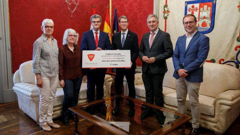 El presidente de La Rioja, Gonzalo Capellán, hace entrega de un cheque solidario "Riojaforum Solidario" por importe de 12.059,86 euros

#AlimentaLaEsperanza

actualidad.larioja.org/noticia?n=not-…