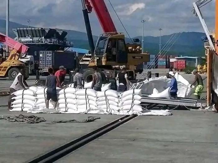 🌾🚢| La descarga de un buque con arroz para la canasta familiar normada, con destino a las provincias orientales, comenzó en la tarde de este martes en el puerto Guillermón Moncada de Santiago de Cuba

🔗acortar.link/3UI6NI