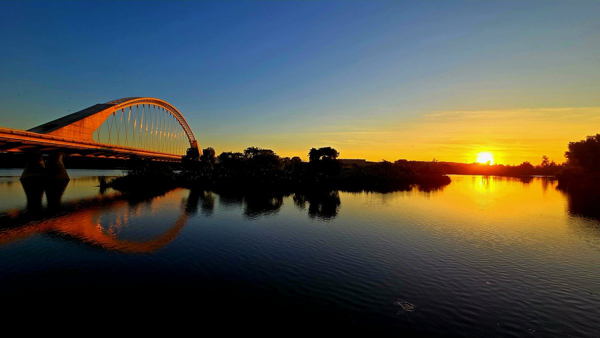 Ayer me sorprendió esta luz de atardecer cuando paseaba junto al puente Lusitania de Mérida.