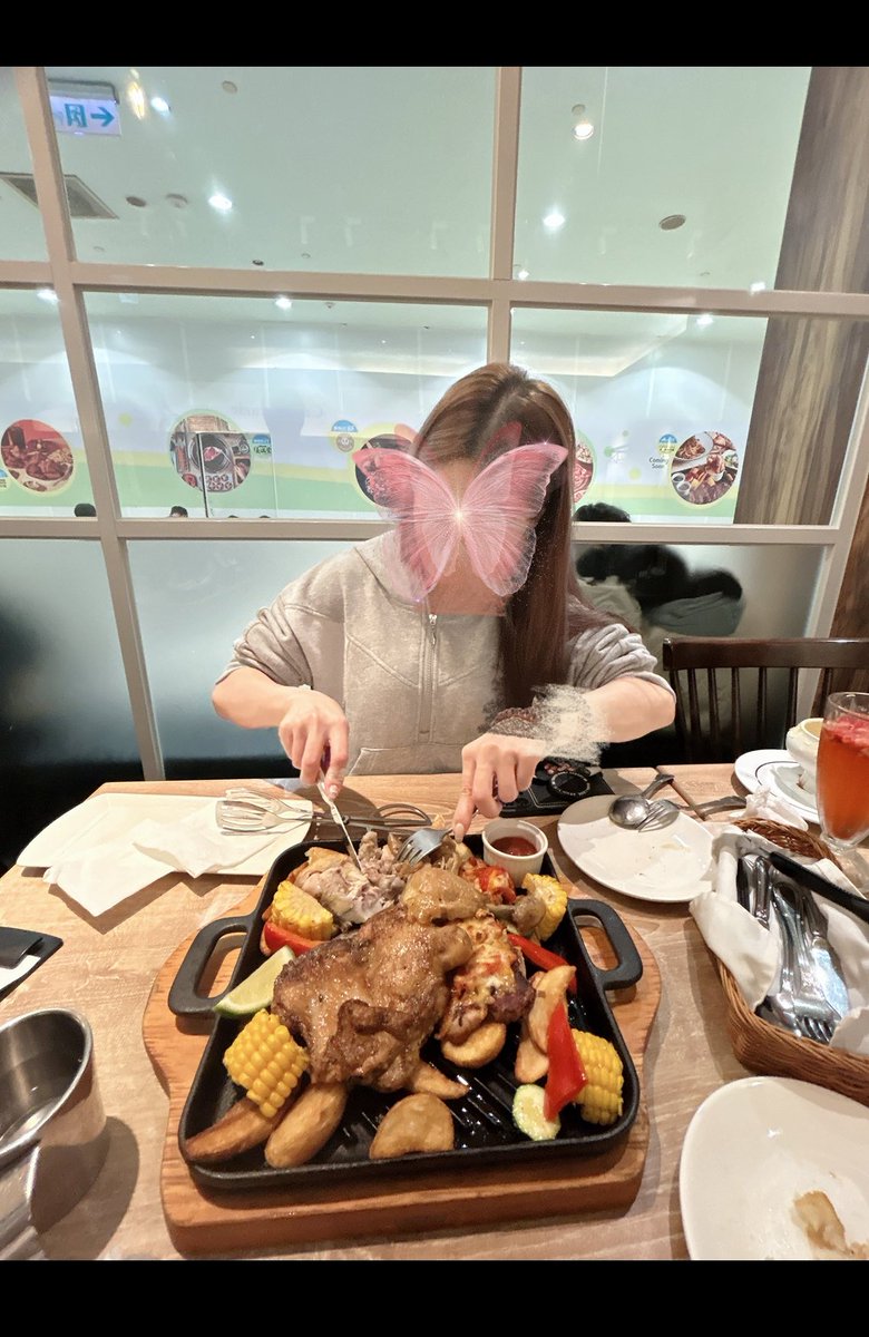 夢時代小小約會🧑‍🤝‍🧑
毛毛雨天氣涼涼 
是星星喜歡的天氣