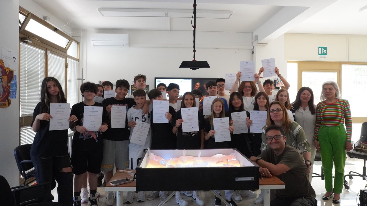 eu_track's tweet image. 🌞 La AR Sandbox va in vacanza… ma tornerà a settembre più pronta che mai! 💧🧡
Il 15 aprile, 26, 27 e 29 maggio si è conclusa la sperimentazione con le classi della scuola secondaria: un’esperienza immersiva… con le mani nella sabbia! 🌊✨

#ARSandbox #SDC25 @follower