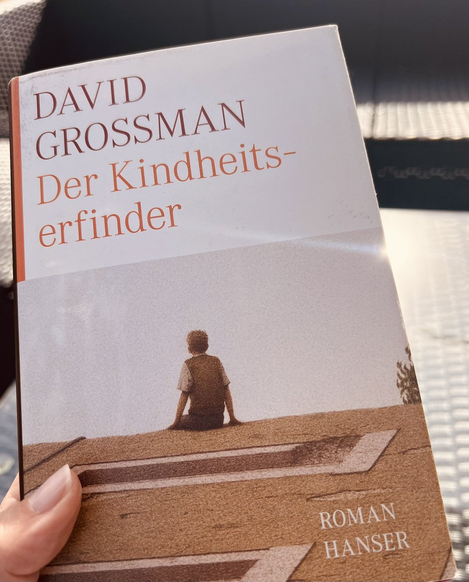 FromMerle's tweet photo. »denn außer all den Päckchen, die sie immer mit sich herumträgt und überall fallen lässt, fällt ihr jetzt auch noch das ganze Haar aus« https://t.co/BGiz52jqHP