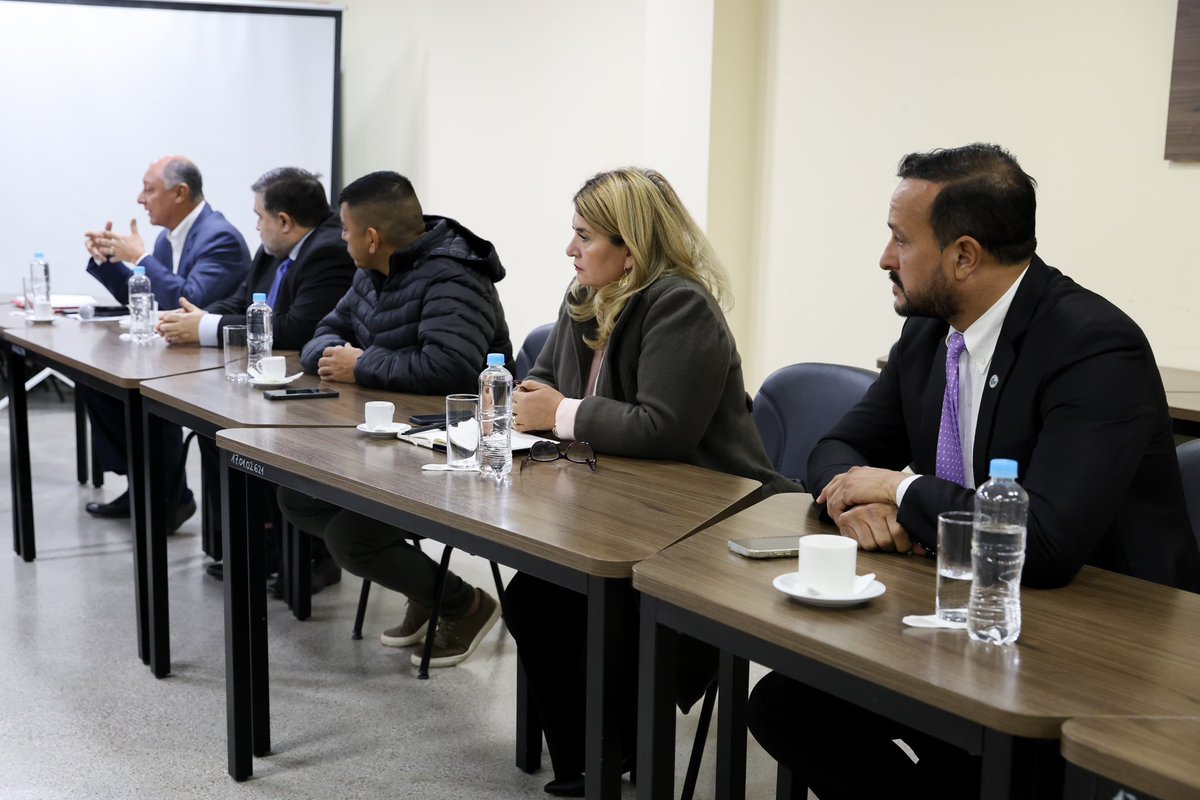 contraloriapy's tweet photo. 📌El contralor general de la República, Dr. @camilobenitez23 recibió la visita de la asociación de intendentes, cuyo titular es Oscar Cabrera y de miembros del directorio en representación de los 263 intendentes, con el fin de discutir asuntos de interés común para las municipalidades del país. Durante la reunión, los presentes formularon consultas sobre las recientes solicitudes de intervenciones en las municipalidades de Asunción y Ciudad del Este.

Al respecto, se explicó la fundamentación de la aplicación del artículo 165 de la Constitución Nacional, enfatizando que esta medida institucional será siempre excepcional y se aplicará a cualquier municipio que se encuentre en una situación similar.

➡️Se destacaron los siguientes elementos que justifican la intervención:
▪️Graves irregularidades en la ejecución del presupuesto y administración de bienes.
▪️Remisión de documentación al Tribunal de Cuentas, lo que limita la profundización de actividades de control.
▪️Reportes de indicios de hechos punibles y denuncias presentadas ante el Ministerio Público por la CGR.
▪️Imputación del titular ejecutivo por lesión de confianza por el Ministerio Público.

🔖Asimismo, se informó que, de presentarse nuevos casos en los que se reúnan todos éstos elementos, la Contraloría General de la República presentará el correspondiente pedido de intervención.
