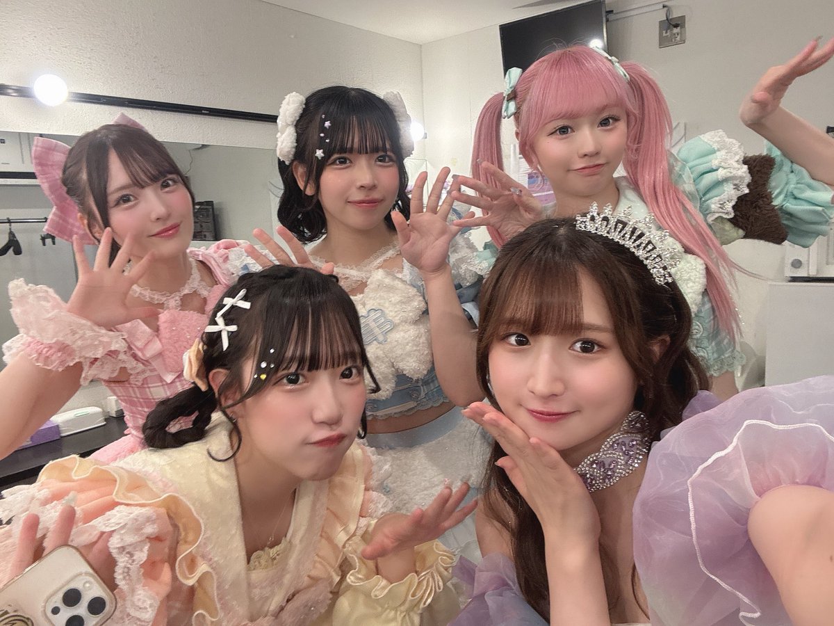貝賀琴莉卒業記念公演ありがとうございました！
#羊羊羊セトリ 
開場中.ことりフィーバータイム卒業ver.
1.Darling MINE
2.青い春　
3.虹色のバス
🐑MC🐑
4.トリップトリップ
5.僕らの未来。
6.超☆My Way!! 
7.Get Down!!!
8.燃えよ!!にゃんにゃん拳!アチョー!!
🐑MC🐑
9.𝑩𝑰𝑮 𝑳𝑶𝑽𝑬