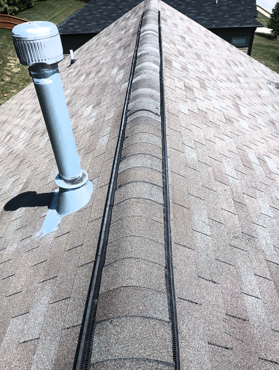 RoofingGeorgia1's tweet photo. The customer reached out due to some missing shingles on their ridge vent. We swiftly responded and replaced the absent shingles, expertly restoring their roof. #RoofRepair #QuickMoving #ShingleReplacement https://t.co/VEnLdjdfpq