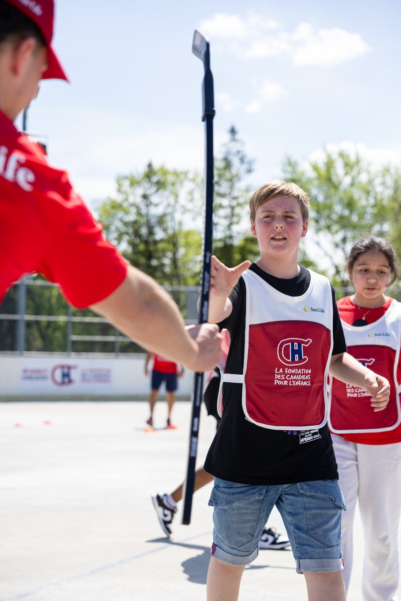 Fondation des Canadiens pour l'enfance (@chcfondation) on Twitter photo Ce que six petites semaines peuvent accomplir chez les jeunes.
De Montréal-Nord jusqu’à Val-d’Or, le programme BLEU BLANC BOUGE fait bouger les jeunes grâce au hockey-balle! Ces séances, présentées en partenariat avec <a href="/SunLifeQC/">Sun Life Québec</a> et tenues sur nos infrastructures quatre saisons. Ce que six petites semaines peuvent accomplir chez les jeunes.
De Montréal-Nord jusqu’à Val-d’Or, le programme BLEU BLANC BOUGE fait bouger les jeunes grâce au hockey-balle! Ces séances, présentées en partenariat avec <a href="/SunLifeQC/">Sun Life Québec</a> et tenues sur nos infrastructures quatre saisons.