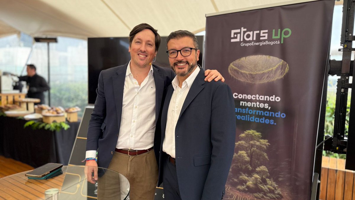 GrupoEnergiaBog's tweet photo. 🔴 ¡Ya estamos #EnVivo!
#Recomendado
Comenzó nuestro #GEBTalks con @CamiloPrietoVal, PhD.
Una conversación imperdible sobre energía con propósito, transformación y comunidades.
#EnGrupoEsMejor
Súmate ahora #EnVivo aquí: https://t.co/QLE5B7gcuf https://t.co/8rLSovOATb