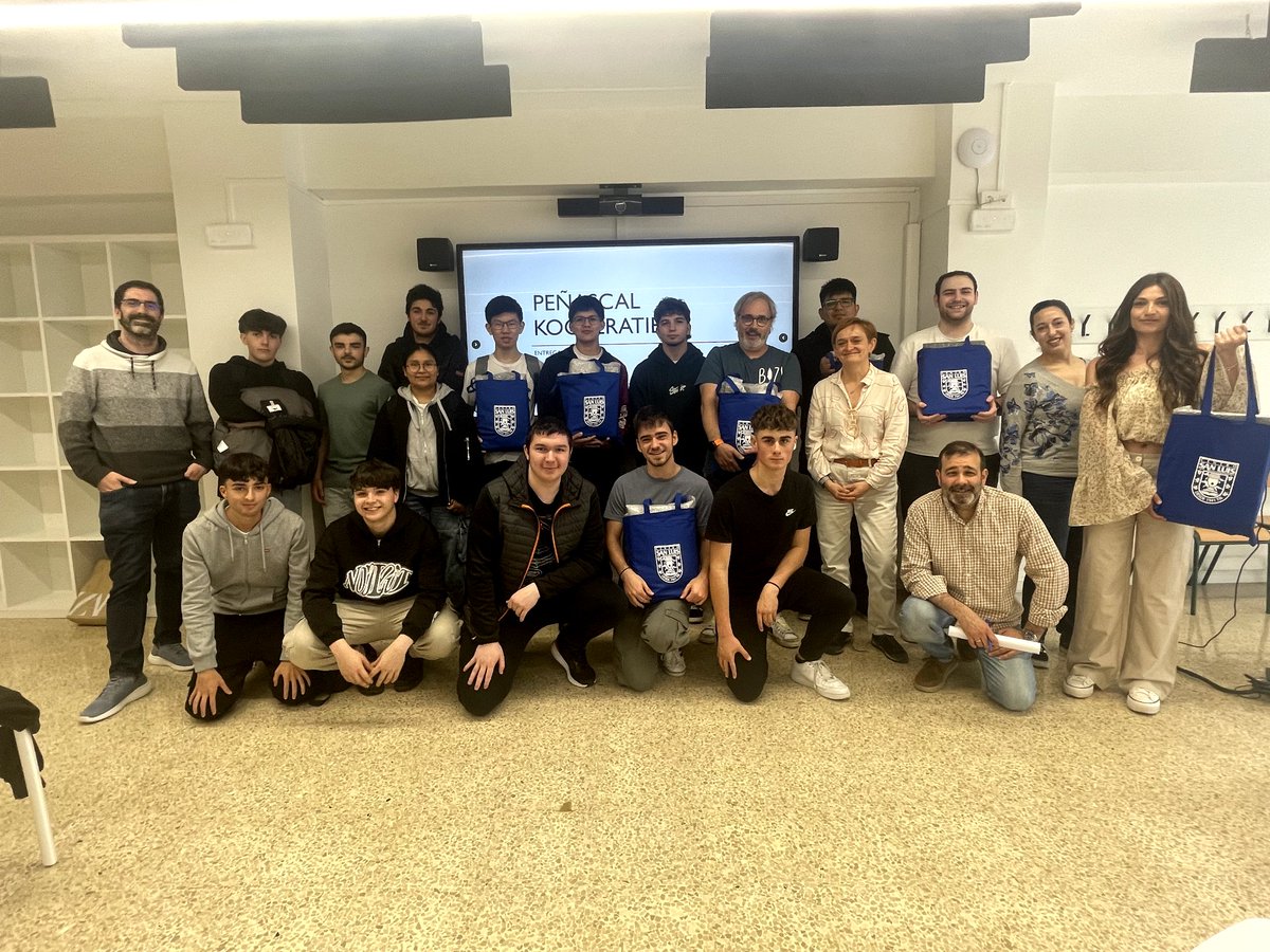 mcacuevas's tweet photo. El alumnado de #SMR del @centro_sanluis ha compartido una experiencia enriquecedora con el alumnado del proyecto Hasi de Peñascal Koop.💻 Tras la entrega de los portátiles recuperados, les han enseñado a utilizarlos, promoviendo el aprendizaje colaborativo y la inclusión digital. https://t.co/zCR6klywga