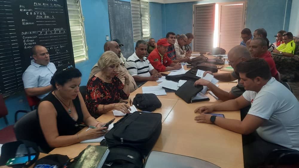 Maury Pereira Vegas, miembro del Buró Provincial del Partido en #CiegodeAvila, participa en la evaluación de los principales indicadores de la zafra y la producción de alimentos en las cuatro empresas azucareras del territorio.

#LatirAvileño #CiegoEn26 <a href="/rocdecubano/">Roberto Carlos</a> <a href="/JHGcasanova/">julio Heriberto Gómez Casanova</a>