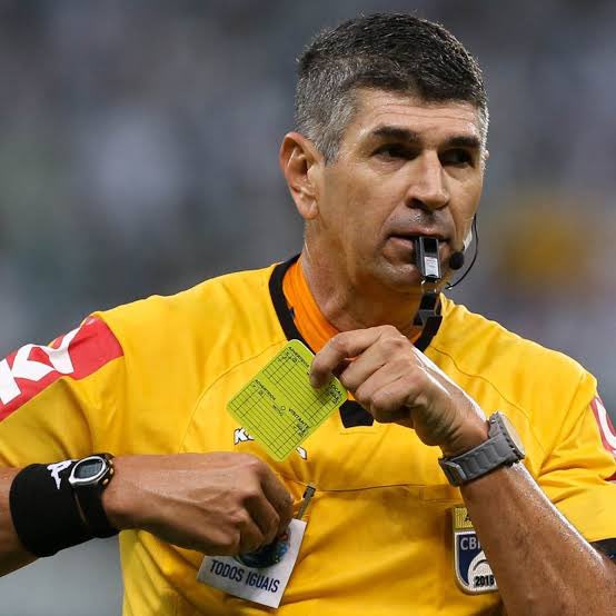 mafiaazulofc's tweet image. A Máfia Azul expressa sua revolta com a vergonhosa escolha da CBF para a arbitragem do jogo decisivo entre Cruzeiro e Palmeiras, que define a liderança do Campeonato Brasileiro. Mais uma vez, a entidade ignora a lisura da competição e desrespeita o Cruzeiro.
É inaceitável que…