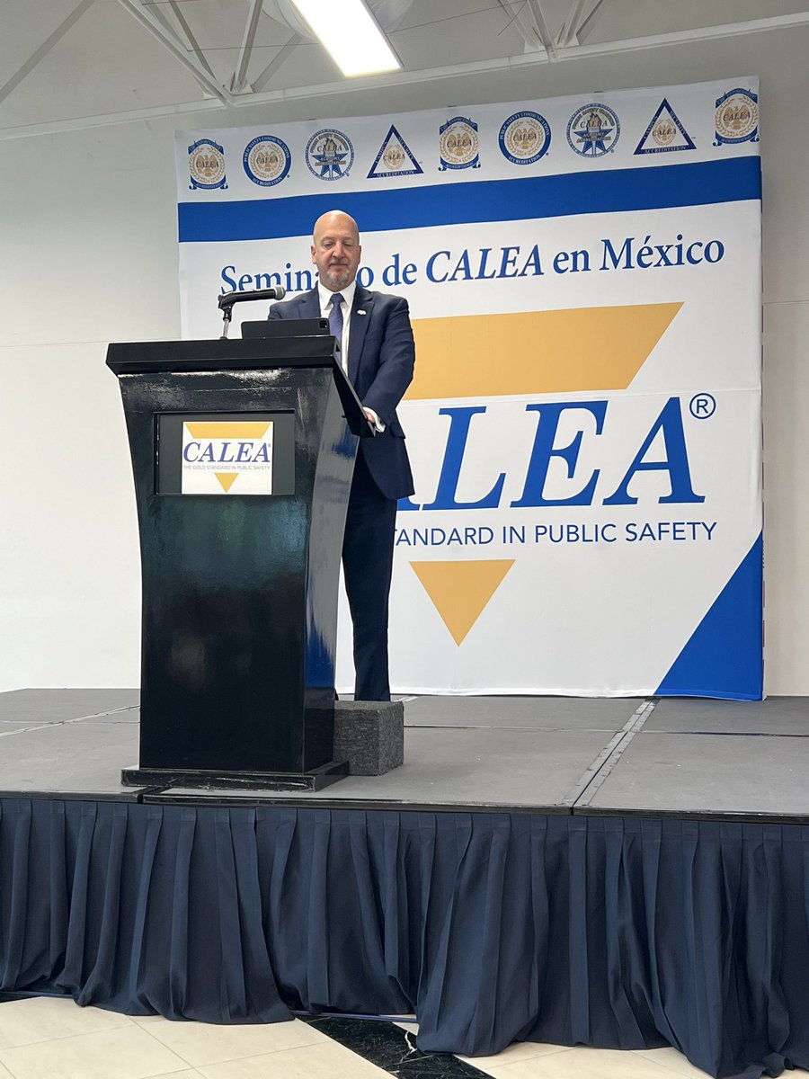 El Director Ejecutivo de <a href="/CALEA_org/">CALEA</a> Craig Hartley, en su mensaje en la ceremonia de bienvenida comparte con la audiencia que las agencias de seguridad pública tienen un compromiso con la seguridad de sus comunidades y la #Acreditación les ayuda a conseguir ese objetivo.