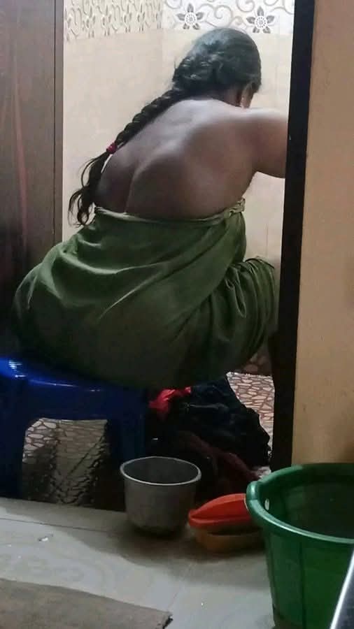 தோளுக்கு மேல வளந்த பையன வீட்டுல தனியா வச்சிக்கிட்டு, அம்மா நெஞ்சுல  பாவடைய மட்டும் கட்டிக்கிட்டு  நின்னா, அந்த பையனால எவ்ளோ நேரம் தான் பாத்துட்டு பொறுமையா இருக்கமுடியும்.