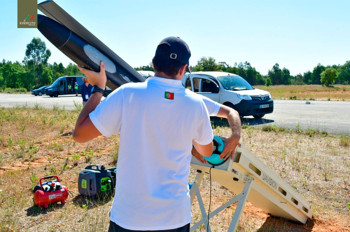 Exercito_pt's tweet photo. 📢 𝐀𝐑𝐓𝐄𝐗 𝟐𝟓 | 𝐃𝐢𝐚 𝟖

👉 O oitavo dia do #ARTEX25 foi marcado por um exercício operacional de integração de capacidades tecnológicas com meios militares, num cenário ofensivo que percorreu todo o Campo Militar de Santa Margarida 🇵🇹

#ExércitoPortuguês 
#CEMTEx 
#ARTEX25 https://t.co/8VHAWCEqxQ