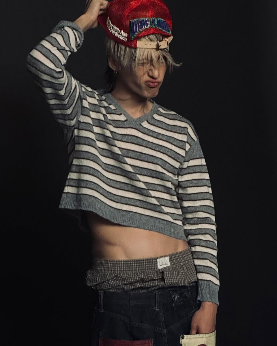 JWYcomfort's tweet photo. this is THE CRAZIEST wooyoung picture ever ..... 😵 https://t.co/QfjaBHJX6Q