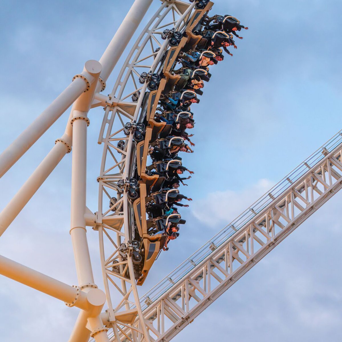 Gold never looked this good ✨

#Hyperia #ThorpePark #Rollercoaster