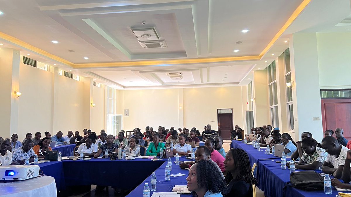Ndabahub1's tweet photo. Presented on 'Leveraging Salary for Alternative Incomes' at Ministry of Water &amp; Sanitation! 💡💧 

Sharing knowledge on financial freedom &amp; mindset shift for public servants.

 #FinancialFreedom #AlternativeIncome https://t.co/k7Wwea5Z2q