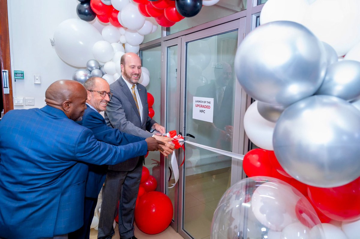 USEmbassyUganda's tweet image. #AmbPopp launched a new 🇺🇸 @NIH-supported high-performance computing center at the @IDIMakerere African Center of Excellence in Bioinformatics at @Makerere, increasing its computational capacity five-fold. This major milestone helps researchers from 🇺🇸, 🇺🇬, &amp;amp; the region to…