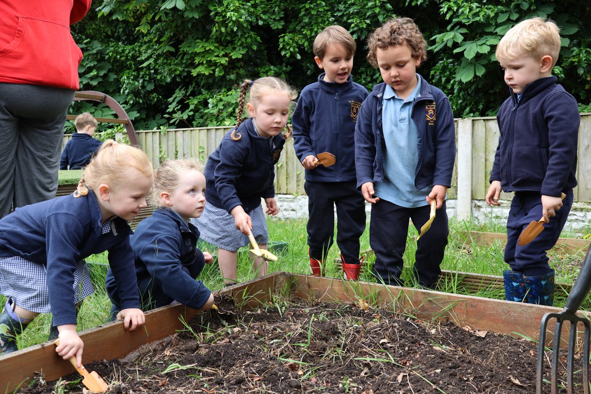 This week, the children have been getting their hands dirty in the garden; digging, de-weeding and preparing the planters for sowing seeds this spring! 

It has been lovely welcoming family members to join us on the project and seeing everyone get stuck in. 🌱🥕

#veggiepatch