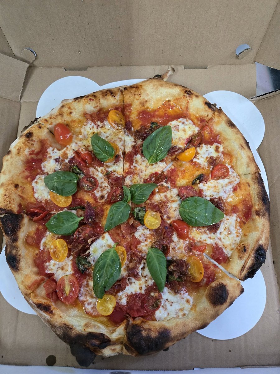 bestpizzacrust's tweet photo. Jr's woodfired pizza LLC  - Bracey, VA #onlythebest #stoptheflop with #perfectcrust #pizza #liners #ecofriendly #madeintheusa ⚡ 🇺🇸 https://t.co/Akz3OdH9vn