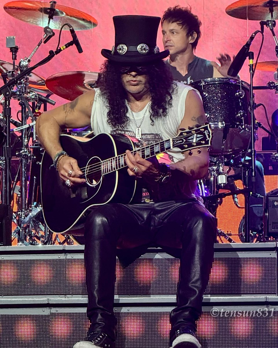 SlashArmyAUT's tweet photo. Cool @Slash pictures from the Abu Dhabi @gunsnroses  show 😎😁🤘✌️🎩🎸
Photos: @Tensun831  
#gunsnroses #slash #abudhabi #worldtour https://t.co/K9cW7UGhTh