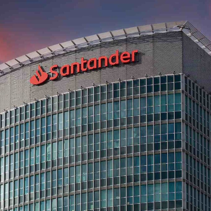 JUST IN: Spanish banking giant Banco Santander looking to make Bitcoin and stablecoins available to retail clients.

Santander has 175 million customers worldwide.