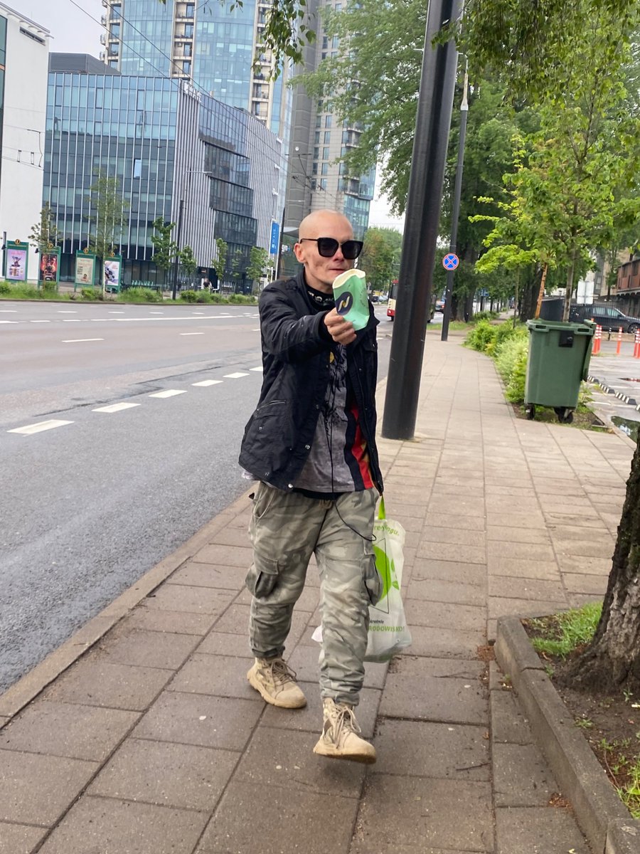 сегодня утром я стояла на остановке, никого не трогала и пила кофе, а этот мудила подошел, выхватил у меня стакан, я сжала его и вылила все на себя 

очень испугалась агрессии, но вспомнила про телефон, сделала фотки, крикнула ему пошел нахуй и написала заявление в полицию