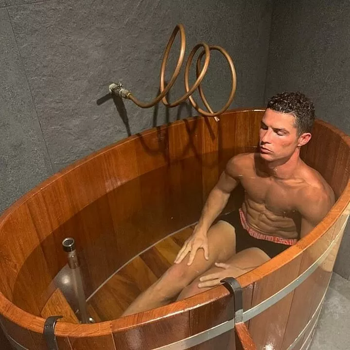 santi_despierta's tweet photo. Cristiano Ronaldo invierte un millón de dólares al año para seguir estando en excelente forma a los 40 años. 

Su edad biológica es de sólo 29 años. 

En entrevistas recientes, compartió sus estrategias precisas que lo mantuvieron dominando el fútbol durante 20 años. Analicemos su rutina de biohacking: