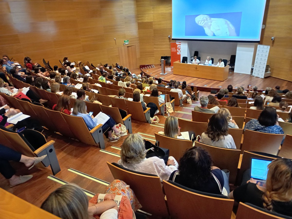 SCAF_cat's tweet photo. Tenim uns 200 advocats i jutges de família inscrits a les jornades, sobretot de Catalunya i Balears però també d'altres parts d'Espanya. També hi ha 22 alumnes del Màster de l'Advocacia de la Universitat de Lleida. #TrobadaSCAF https://t.co/mrWe3mXe6i