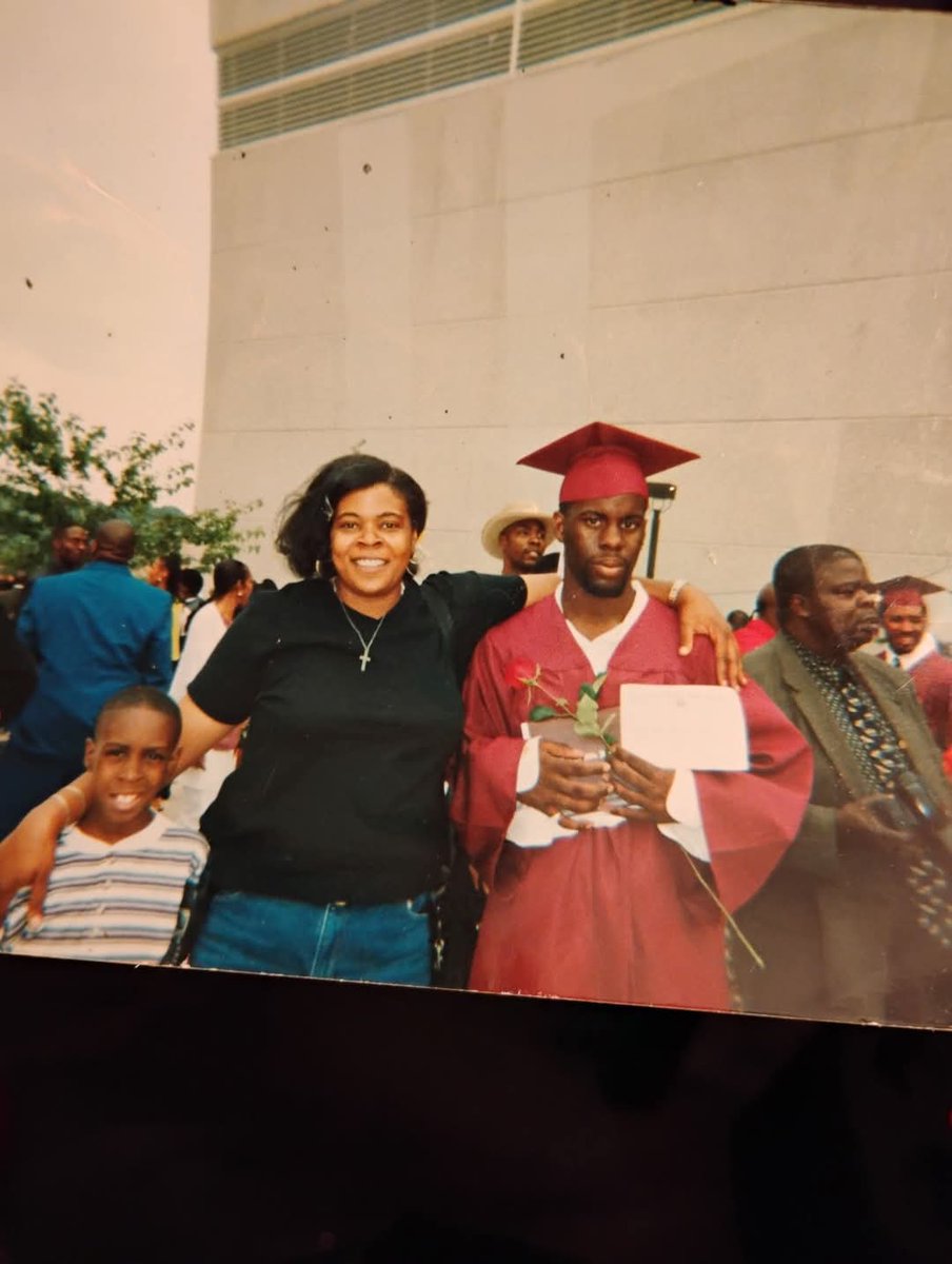 Faytownboy4097's tweet image. happy throwback Thursday on this day may 29th I been graduated 23 years ago so happy 23 anniversary for me class of 2002 #classof02 #class2002 #westernhillshighschool #mustang #happy23anniversary