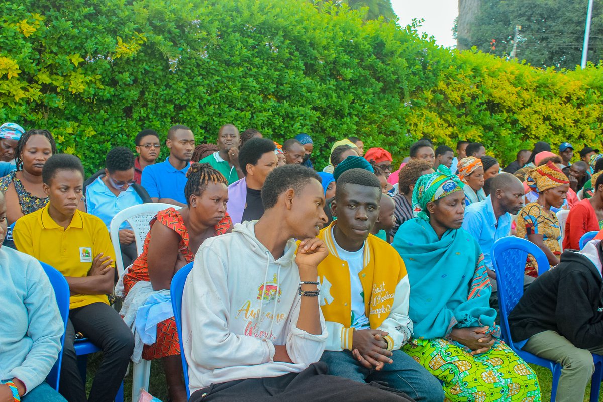 Musanze District (@musanzedistrict) on Twitter photo Muri gahunda y'Abadepite yo gusura abaturage, bakurikirana imikorere n'imitegekere y'inzego z'Igihugu zegerejwe abaturage n'izindi nzego mu gutanga serivisi ku baturage, itsinda ry’Abadepite riyobowe na Hon. <a href="/UwamariyaOdette/">Uwamariya Odette </a> bari kugirana inama n'abaturage ba <a href="/Muhoza_sector/">Muhoza Sector/Musanze District</a> Muri gahunda y'Abadepite yo gusura abaturage, bakurikirana imikorere n'imitegekere y'inzego z'Igihugu zegerejwe abaturage n'izindi nzego mu gutanga serivisi ku baturage, itsinda ry’Abadepite riyobowe na Hon. <a href="/UwamariyaOdette/">Uwamariya Odette </a> bari kugirana inama n'abaturage ba <a href="/Muhoza_sector/">Muhoza Sector/Musanze District</a>