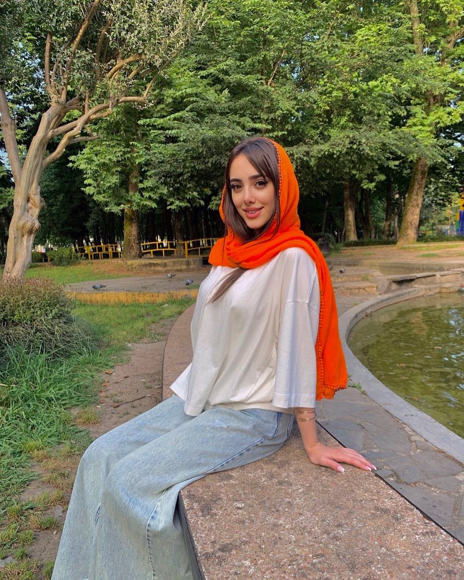 official_farida's tweet photo. كوت بصورتك اللي تشبه فيها مامتك او بباك 👩‍🏫 https://t.co/o3IQeVeBjt