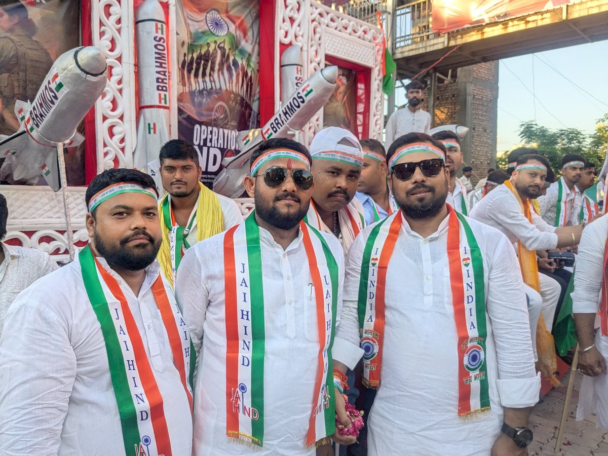 पाटलिपुत्र की धरती पर यशस्वी प्रधानमंत्री आ० <a href="/narendramodi/">Narendra Modi</a> का भारतीय जनता युवा मोर्चा के सैकड़ों कार्यकर्ताओं ने पटना वुमन कॉलेज के गेट पर भव्य स्वागत किया एवं #OperationSindoor हेतु उनका हृदय से धन्यवाद किया। भारतीय सेना के शौर्य और पराक्रम को कोटि- कोटि प्रणाम है। <a href="/BJP4India/">BJP</a>