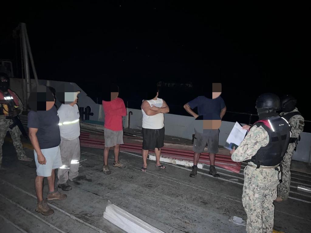 armada_ecuador's tweet photo. #Galápagos| La @armada_ecuador, esta madrugada a través 
de operaciones de ámbito interno, ejecutó una operación de interdicción marítima a la embarcación tipo gabarra de nombre "Endémica".

Durante la inspección, se identificó el transporte de presunto contrabando, consistente en partes desarmadas de vehículos tipo motocicleta, así como el ingreso clandestino de especies animales prohibidas, específicamente cangrejos congelados. La embarcación no contaba con la documentación requerida para el transporte de esta carga.

La operación permitió el levantamiento de las siguientes evidencias:

05 esqueletos de motocicleta
20 paquetes cerrados, presuntamente con mercancía no declarada
10 llantas de motocicleta
30 cangrejos congelados (especie no permitida)
01 caja con presunto material aurífero.

#ffaacontigo 
#estamosparaservir
#militares