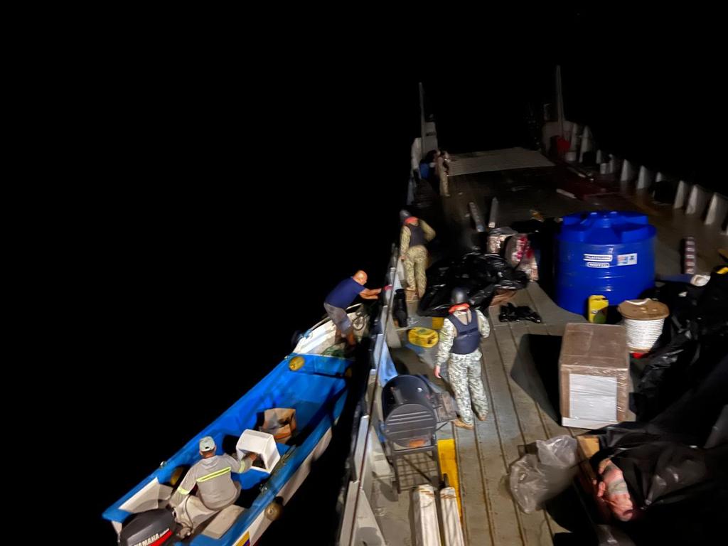 armada_ecuador's tweet photo. #Galápagos| La @armada_ecuador, esta madrugada a través 
de operaciones de ámbito interno, ejecutó una operación de interdicción marítima a la embarcación tipo gabarra de nombre "Endémica".

Durante la inspección, se identificó el transporte de presunto contrabando, consistente en partes desarmadas de vehículos tipo motocicleta, así como el ingreso clandestino de especies animales prohibidas, específicamente cangrejos congelados. La embarcación no contaba con la documentación requerida para el transporte de esta carga.

La operación permitió el levantamiento de las siguientes evidencias:

05 esqueletos de motocicleta
20 paquetes cerrados, presuntamente con mercancía no declarada
10 llantas de motocicleta
30 cangrejos congelados (especie no permitida)
01 caja con presunto material aurífero.

#ffaacontigo 
#estamosparaservir
#militares
